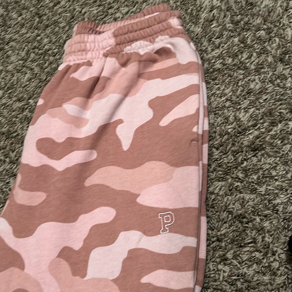 Victoria’s Secret Pink camo sweatpants size medium